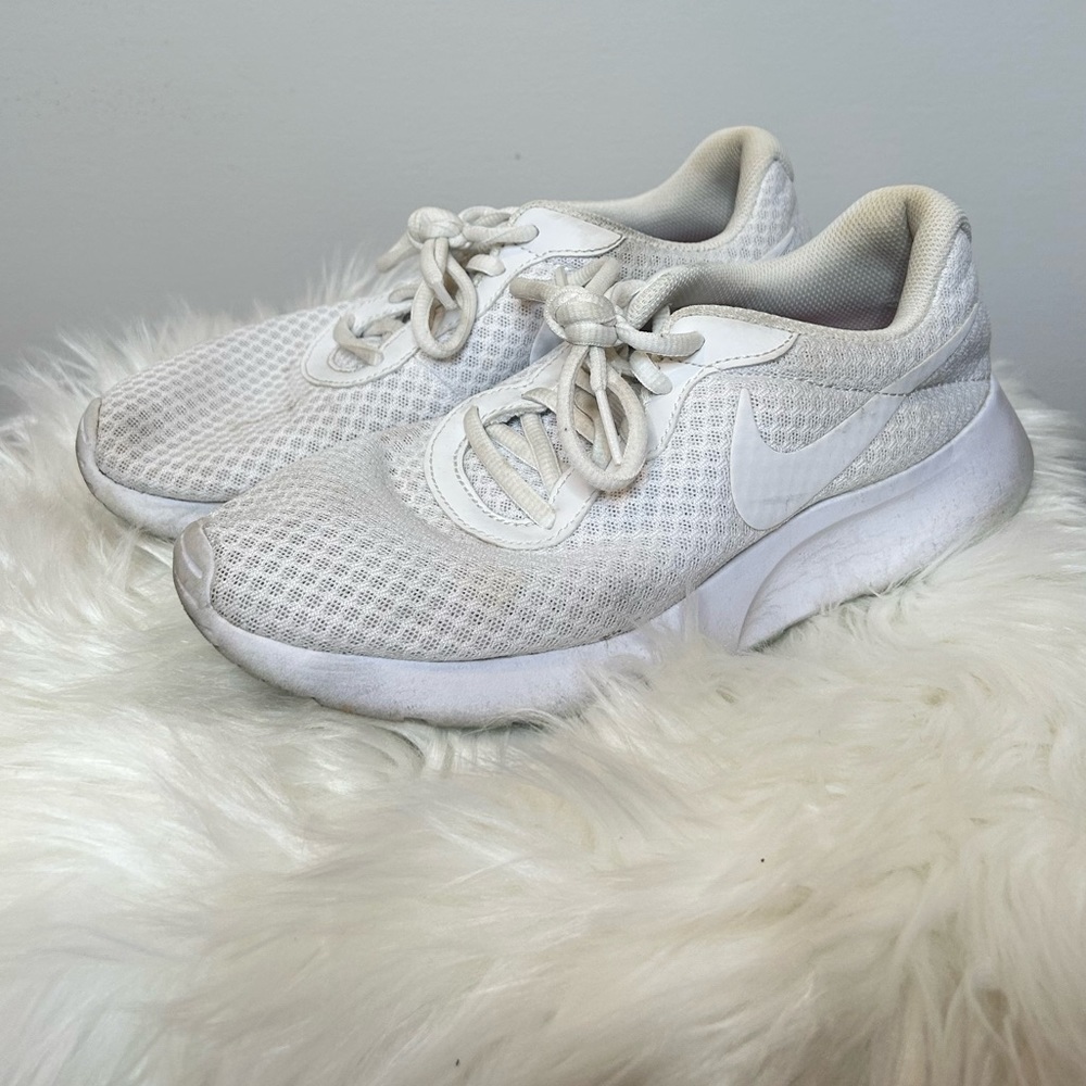 👑 Nike White Sneakers in Sz 8